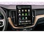 Volvo XC60 2.0 T6 Plug-in hybrid AWD Ultra Dark | Facelift | Panoramadak | Harman Kardon | Trekhaak | Stoel en Stuurverwarming | Head Up Display | FULL LED Koplampen |