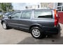Volvo XC70 2.5 T Kinetic, Zeer netjes, All-seasons, trekhaak, PDC, Cruise control, leder