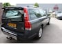 Volvo XC70 2.5 T Kinetic, Zeer netjes, All-seasons, trekhaak, PDC, Cruise control, leder