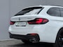 BMW 5-Serie Touring 530e High Executive M-SPORT INDIVIDUAL / Dealer Onderhouden / Harman Kardon / 1.700 kg Trekgewicht / Elektrische Verstelbare Stoelen / Stoelverwarming / Parkeersensoren Voor en Achter / Elek. Achterklep / Navigatie /