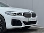 BMW 5-Serie Touring 530e High Executive M-SPORT INDIVIDUAL / Dealer Onderhouden / Harman Kardon / 1.700 kg Trekgewicht / Elektrische Verstelbare Stoelen / Stoelverwarming / Parkeersensoren Voor en Achter / Elek. Achterklep / Navigatie /