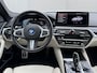 BMW 5-Serie Touring 530e High Executive M-SPORT INDIVIDUAL / Dealer Onderhouden / Harman Kardon / 1.700 kg Trekgewicht / Elektrische Verstelbare Stoelen / Stoelverwarming / Parkeersensoren Voor en Achter / Elek. Achterklep / Navigatie /