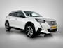 Peugeot e-2008 EV Allure Pack 50 kWh 136pk Automaat | 1ste Eigenaar | Navigatie | Climate Control | Adaptieve Cruise Control | Camera | 17"LMV | LED | Apple Carplay/Android Auto |