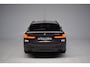 BMW 5-Serie 530e xDrive M-SPORT PANORAMADAK / M-SPORTSTOELEN / 4 WIELSTURING / HUD / TREKHAAK / HARMAN-KARDON / LEER / CAMERA