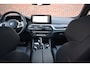 BMW 5-Serie 530e xDrive M-SPORT PANORAMADAK / M-SPORTSTOELEN / 4 WIELSTURING / HUD / TREKHAAK / HARMAN-KARDON / LEER / CAMERA