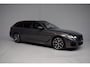 BMW 5-Serie 530e xDrive M-SPORT PANORAMADAK / M-SPORTSTOELEN / HUD / TREKHAAK / HARMAN-KARDON / LEER / CAMERA