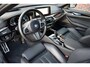 BMW 5-Serie 530e xDrive M-SPORT PANORAMADAK / M-SPORTSTOELEN / 4 WIELSTURING / HUD / TREKHAAK / HARMAN-KARDON / LEER / CAMERA