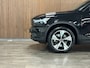 Volvo XC40 Recharge Plus | 97% SoH | All Season banden | Adaptieve Cruise Control | Stoel en Stuurwielverwarming | 19 inch | Parkeercamera | Pilot Assist | BLIS Dode Hoek Detectie | Textiel City Canvas bekleding | Zitting verlenging voorstoelen | Google Infotainment | Keyless Drive | Parkeersensoren voor+achter | Warmtepomp | Privacy Glass | Elektrisch bedienbare achterklep | DAB Radio | Apple Carplay/Android Auto | Alarm Klasse III | Draadloos telefoon opladen | Volvo On Call met mobiele App functie | Onyx Black Metallic |