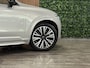 Volvo XC90 T8 AWD Recharge Ultra Dark | Luchtvering | Trekhaak | 360 Camera | Head-Up Display | Harman Kardon | 455pk | Adaptieve Cruise Control | Stoelverwarming voor+achter | Stuurwielverwarming | Schuifdak | Full LED Meesturende koplampen | Pilot Assist | BLIS Dode Hoek Detectie | Alcantara hemelbekleding | Lederen zonnekleppen en handgrepen | Elektrische voorstoelen geheugen | Lederen bekleding | Zitting verlenging voorstoelen | Lederen dashboard | 20 Inch | Google Infotainment | Keyless Drive | Privacy Glass | Elektrisch bedienbare achterklep | Geïntegreerd kinderzitje achterin | Geïntegreerde zongordijnen achterportieren | Verlichte instaplijsten | 7-Persoons | 4-Zone Climate Control | DAB Radio | Apple Carplay/Android Auto | Alarm Klasse III | Silver Dawn Metallic |