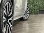 Volvo XC90 T8 AWD Recharge Ultra Dark | Luchtvering | Trekhaak | 360 Camera | Head-Up Display | Harman Kardon | 455pk | Adaptieve Cruise Control | Stoelverwarming voor+achter | Stuurwielverwarming | Schuifdak | Full LED Meesturende koplampen | Pilot Assist | BLIS Dode Hoek Detectie | Alcantara hemelbekleding | Lederen zonnekleppen en handgrepen | Elektrische voorstoelen geheugen | Lederen bekleding | Zitting verlenging voorstoelen | Lederen dashboard | 20 Inch | Google Infotainment | Keyless Drive | Privacy Glass | Elektrisch bedienbare achterklep | Geïntegreerd kinderzitje achterin | Geïntegreerde zongordijnen achterportieren | Verlichte instaplijsten | 7-Persoons | 4-Zone Climate Control | DAB Radio | Apple Carplay/Android Auto | Alarm Klasse III | Silver Dawn Metallic |
