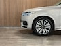 Volvo XC90 T8 AWD Recharge Ultra Dark | Luchtvering | Trekhaak | 360 Camera | Head-Up Display | Harman Kardon | 455pk | Adaptieve Cruise Control | Stoelverwarming voor+achter | Stuurwielverwarming | Schuifdak | Full LED Meesturende koplampen | Pilot Assist | BLIS Dode Hoek Detectie | Alcantara hemelbekleding | Lederen zonnekleppen en handgrepen | Elektrische voorstoelen geheugen | Lederen bekleding | Zitting verlenging voorstoelen | Lederen dashboard | 20 Inch | Google Infotainment | Keyless Drive | Privacy Glass | Elektrisch bedienbare achterklep | Geïntegreerd kinderzitje achterin | Geïntegreerde zongordijnen achterportieren | Verlichte instaplijsten | 7-Persoons | 4-Zone Climate Control | DAB Radio | Apple Carplay/Android Auto | Alarm Klasse III | Silver Dawn Metallic |