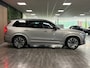 Volvo XC90 T8 AWD Recharge Ultra Dark | Luchtvering | Trekhaak | 360 Camera | Head-Up Display | Harman Kardon | 455pk | Adaptieve Cruise Control | Stoelverwarming voor+achter | Stuurwielverwarming | Schuifdak | Full LED Meesturende koplampen | Pilot Assist | BLIS Dode Hoek Detectie | Alcantara hemelbekleding | Lederen zonnekleppen en handgrepen | Elektrische voorstoelen geheugen | Lederen bekleding | Zitting verlenging voorstoelen | Lederen dashboard | 20 Inch | Google Infotainment | Keyless Drive | Privacy Glass | Elektrisch bedienbare achterklep | Geïntegreerd kinderzitje achterin | Geïntegreerde zongordijnen achterportieren | Verlichte instaplijsten | 7-Persoons | 4-Zone Climate Control | DAB Radio | Apple Carplay/Android Auto | Alarm Klasse III | Silver Dawn Metallic |