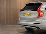 Volvo XC90 T8 AWD Recharge Ultra Dark | Luchtvering | Trekhaak | 360 Camera | Head-Up Display | Harman Kardon | 455pk | Adaptieve Cruise Control | Stoelverwarming voor+achter | Stuurwielverwarming | Schuifdak | Full LED Meesturende koplampen | Pilot Assist | BLIS Dode Hoek Detectie | Alcantara hemelbekleding | Lederen zonnekleppen en handgrepen | Elektrische voorstoelen geheugen | Lederen bekleding | Zitting verlenging voorstoelen | Lederen dashboard | 20 Inch | Google Infotainment | Keyless Drive | Privacy Glass | Elektrisch bedienbare achterklep | Geïntegreerd kinderzitje achterin | Geïntegreerde zongordijnen achterportieren | Verlichte instaplijsten | 7-Persoons | 4-Zone Climate Control | DAB Radio | Apple Carplay/Android Auto | Alarm Klasse III | Silver Dawn Metallic |