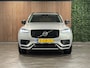 Volvo XC90 T8 AWD Recharge Ultra Dark | Luchtvering | Trekhaak | 360 Camera | Head-Up Display | Harman Kardon | 455pk | Adaptieve Cruise Control | Stoelverwarming voor+achter | Stuurwielverwarming | Schuifdak | Full LED Meesturende koplampen | Pilot Assist | BLIS Dode Hoek Detectie | Alcantara hemelbekleding | Lederen zonnekleppen en handgrepen | Elektrische voorstoelen geheugen | Lederen bekleding | Zitting verlenging voorstoelen | Lederen dashboard | 20 Inch | Google Infotainment | Keyless Drive | Privacy Glass | Elektrisch bedienbare achterklep | Geïntegreerd kinderzitje achterin | Geïntegreerde zongordijnen achterportieren | Verlichte instaplijsten | 7-Persoons | 4-Zone Climate Control | DAB Radio | Apple Carplay/Android Auto | Alarm Klasse III | Silver Dawn Metallic |