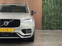 Volvo XC90 T8 AWD Recharge Ultra Dark | Luchtvering | Trekhaak | 360 Camera | Head-Up Display | Harman Kardon | 455pk | Adaptieve Cruise Control | Stoelverwarming voor+achter | Stuurwielverwarming | Schuifdak | Full LED Meesturende koplampen | Pilot Assist | BLIS Dode Hoek Detectie | Alcantara hemelbekleding | Lederen zonnekleppen en handgrepen | Elektrische voorstoelen geheugen | Lederen bekleding | Zitting verlenging voorstoelen | Lederen dashboard | 20 Inch | Google Infotainment | Keyless Drive | Privacy Glass | Elektrisch bedienbare achterklep | Geïntegreerd kinderzitje achterin | Geïntegreerde zongordijnen achterportieren | Verlichte instaplijsten | 7-Persoons | 4-Zone Climate Control | DAB Radio | Apple Carplay/Android Auto | Alarm Klasse III | Silver Dawn Metallic |