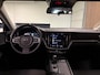 Volvo V60 B3 Momentum Advantage | Stoel en Stuurwielverwarming | Parkeercamera | 17 Inch | Cruise Control | Climate Control L+R | Parkeersensoren voor+achter | DAB Radio | Regensensor | Apple Carplay/Android Auto | Volvo On Call met mobiele App functie | Denim Blue Metallic |