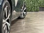 Volvo V60 B3 Momentum Advantage | Stoel en Stuurwielverwarming | Parkeercamera | 17 Inch | Cruise Control | Climate Control L+R | Parkeersensoren voor+achter | DAB Radio | Regensensor | Apple Carplay/Android Auto | Volvo On Call met mobiele App functie | Denim Blue Metallic |