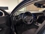 Volvo V60 B3 Momentum Advantage | Stoel en Stuurwielverwarming | Parkeercamera | 17 Inch | Cruise Control | Climate Control L+R | Parkeersensoren voor+achter | DAB Radio | Regensensor | Apple Carplay/Android Auto | Volvo On Call met mobiele App functie | Denim Blue Metallic |