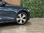 Volvo V60 B3 Momentum Advantage | Stoel en Stuurwielverwarming | Parkeercamera | 17 Inch | Cruise Control | Climate Control L+R | Parkeersensoren voor+achter | DAB Radio | Regensensor | Apple Carplay/Android Auto | Volvo On Call met mobiele App functie | Denim Blue Metallic |
