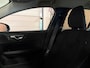 Volvo V60 B3 Momentum Advantage | Stoel en Stuurwielverwarming | Parkeercamera | 17 Inch | Cruise Control | Climate Control L+R | Parkeersensoren voor+achter | DAB Radio | Regensensor | Apple Carplay/Android Auto | Volvo On Call met mobiele App functie | Denim Blue Metallic |