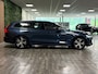 Volvo V60 B3 Momentum Advantage | Stoel en Stuurwielverwarming | Parkeercamera | 17 Inch | Cruise Control | Climate Control L+R | Parkeersensoren voor+achter | DAB Radio | Regensensor | Apple Carplay/Android Auto | Volvo On Call met mobiele App functie | Denim Blue Metallic |