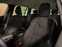 Volvo V60 B3 Momentum Advantage | Stoel en Stuurwielverwarming | Parkeercamera | 17 Inch | Cruise Control | Climate Control L+R | Parkeersensoren voor+achter | DAB Radio | Regensensor | Apple Carplay/Android Auto | Volvo On Call met mobiele App functie | Denim Blue Metallic |