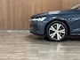 Volvo V60 B3 Momentum Advantage | Stoel en Stuurwielverwarming | Parkeercamera | 17 Inch | Cruise Control | Climate Control L+R | Parkeersensoren voor+achter | DAB Radio | Regensensor | Apple Carplay/Android Auto | Volvo On Call met mobiele App functie | Denim Blue Metallic |