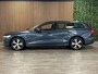 Volvo V60 B3 Momentum Advantage | Stoel en Stuurwielverwarming | Parkeercamera | 17 Inch | Cruise Control | Climate Control L+R | Parkeersensoren voor+achter | DAB Radio | Regensensor | Apple Carplay/Android Auto | Volvo On Call met mobiele App functie | Denim Blue Metallic |