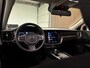 Volvo V60 B3 Momentum Advantage | Stoel en Stuurwielverwarming | Parkeercamera | 17 Inch | Cruise Control | Climate Control L+R | Parkeersensoren voor+achter | DAB Radio | Regensensor | Apple Carplay/Android Auto | Volvo On Call met mobiele App functie | Denim Blue Metallic |