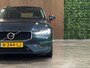 Volvo V60 B3 Momentum Advantage | Stoel en Stuurwielverwarming | Parkeercamera | 17 Inch | Cruise Control | Climate Control L+R | Parkeersensoren voor+achter | DAB Radio | Regensensor | Apple Carplay/Android Auto | Volvo On Call met mobiele App functie | Denim Blue Metallic |