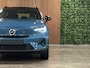 Volvo XC40 Single Motor Extened Range Core 82 kWh | 96% SoH | Parkeercamera | Michelin All Season banden | Parkeersensoren voor+achter | Zitting verlenging voorstoelen | 19 Inch | Cruise Control | Alarm Klasse III | Climate Control L+R | Draadloos telefoon opladen | Automatisch dimmende binnen en buitenspiegels | Regensensor | Apple Carplay/Android Auto | DAB Radio | Volvo On Call met mobiele App functie | Fjord Blue Metallic |