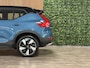 Volvo XC40 Single Motor Extened Range Core 82 kWh | 96% SoH | Parkeercamera | Michelin All Season banden | Parkeersensoren voor+achter | Zitting verlenging voorstoelen | 19 Inch | Cruise Control | Alarm Klasse III | Climate Control L+R | Draadloos telefoon opladen | Automatisch dimmende binnen en buitenspiegels | Regensensor | Apple Carplay/Android Auto | DAB Radio | Volvo On Call met mobiele App functie | Fjord Blue Metallic |