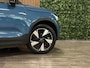 Volvo XC40 Single Motor Extened Range Core 82 kWh | 96% SoH | Parkeercamera | Michelin All Season banden | Parkeersensoren voor+achter | Zitting verlenging voorstoelen | 19 Inch | Cruise Control | Alarm Klasse III | Climate Control L+R | Draadloos telefoon opladen | Automatisch dimmende binnen en buitenspiegels | Regensensor | Apple Carplay/Android Auto | DAB Radio | Volvo On Call met mobiele App functie | Fjord Blue Metallic |