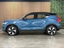 Volvo XC40 Single Motor Extened Range Core 82 kWh | 96% SoH | Parkeercamera | Michelin All Season banden | Parkeersensoren voor+achter | Zitting verlenging voorstoelen | 19 Inch | Cruise Control | Alarm Klasse III | Climate Control L+R | Draadloos telefoon opladen | Automatisch dimmende binnen en buitenspiegels | Regensensor | Apple Carplay/Android Auto | DAB Radio | Volvo On Call met mobiele App functie | Fjord Blue Metallic |