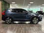 Volvo XC40 T5 Recharge Inscription | Trekhaak | Harman Kardon | Adaptieve Cruise Control | Bestuurdersstoel elektrisch geheugen | Standkachel met Volvo On Call App | Stoel en Stuurwielverwarming | Full LED meesturende koplampen | Pilot Assist | BLIS Dode Hoek Detectie | Parkeercamera | Lederen bekleding | Zitting verlenging voorstoelen | Passagiersstoel elektrisch | 19 Inch | Keyless Drive | Parkeersensoren voor+achter | Elektrisch bedienbare achterklep | Privacy Glass | Breedstralers in voorbumper | Draadloos telefoon opladen | Climate Control L+R | DAB Radio | Apple Carplay/Android Auto | Volvo On Call met mobiele App functie | Denim Blue Metallic |