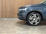 Volvo XC40 T5 Recharge Inscription | Trekhaak | Harman Kardon | Adaptieve Cruise Control | Bestuurdersstoel elektrisch geheugen | Standkachel met Volvo On Call App | Stoel en Stuurwielverwarming | Full LED meesturende koplampen | Pilot Assist | BLIS Dode Hoek Detectie | Parkeercamera | Lederen bekleding | Zitting verlenging voorstoelen | Passagiersstoel elektrisch | 19 Inch | Keyless Drive | Parkeersensoren voor+achter | Elektrisch bedienbare achterklep | Privacy Glass | Breedstralers in voorbumper | Draadloos telefoon opladen | Climate Control L+R | DAB Radio | Apple Carplay/Android Auto | Volvo On Call met mobiele App functie | Denim Blue Metallic |