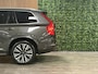 Volvo XC90 T8 AWD Recharge Plus Bright Long Range | Trekhaak | 360° Camera | Harman Kardon | 455pk | Adaptieve Cruise Control | Standkachel met Volvo On Call App | Stoelverwarming voor+achter | Stuurwielverwarming | Schuifdak | Full LED Meesturende koplampen | Pilot Assist | BLIS Dode Hoek Detectie | Elektrische voorstoelen geheugen | Lederen bekleding | Zitting verlenging voorstoelen | Lederen dashboard | 20 Inch | Google Infotainment | Keyless Drive | Privacy Glass | Elektrisch bedienbare achterklep | Geïntegreerd kinderzitje achterin | Geïntegreerde zongordijnen achterportieren | Verlichte instaplijsten | 7-Persoons | 4-Zone Climate Control | DAB Radio | Apple Carplay/Android Auto | Alarm Klasse III | Draadloos telefoon opladen | Volvo On Call met mobiele App functie | Platinum Grey Metallic |