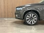 Volvo XC90 T8 AWD Recharge Plus Bright Long Range | Trekhaak | 360° Camera | Harman Kardon | 455pk | Adaptieve Cruise Control | Standkachel met Volvo On Call App | Stoelverwarming voor+achter | Stuurwielverwarming | Schuifdak | Full LED Meesturende koplampen | Pilot Assist | BLIS Dode Hoek Detectie | Elektrische voorstoelen geheugen | Lederen bekleding | Zitting verlenging voorstoelen | Lederen dashboard | 20 Inch | Google Infotainment | Keyless Drive | Privacy Glass | Elektrisch bedienbare achterklep | Geïntegreerd kinderzitje achterin | Geïntegreerde zongordijnen achterportieren | Verlichte instaplijsten | 7-Persoons | 4-Zone Climate Control | DAB Radio | Apple Carplay/Android Auto | Alarm Klasse III | Draadloos telefoon opladen | Volvo On Call met mobiele App functie | Platinum Grey Metallic |