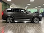 Volvo XC90 T8 AWD Recharge Plus Bright Long Range | Trekhaak | 360° Camera | Harman Kardon | 455pk | Adaptieve Cruise Control | Standkachel met Volvo On Call App | Stoelverwarming voor+achter | Stuurwielverwarming | Schuifdak | Full LED Meesturende koplampen | Pilot Assist | BLIS Dode Hoek Detectie | Elektrische voorstoelen geheugen | Lederen bekleding | Zitting verlenging voorstoelen | Lederen dashboard | 20 Inch | Google Infotainment | Keyless Drive | Privacy Glass | Elektrisch bedienbare achterklep | Geïntegreerd kinderzitje achterin | Geïntegreerde zongordijnen achterportieren | Verlichte instaplijsten | 7-Persoons | 4-Zone Climate Control | DAB Radio | Apple Carplay/Android Auto | Alarm Klasse III | Draadloos telefoon opladen | Volvo On Call met mobiele App functie | Platinum Grey Metallic |