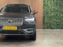 Volvo XC90 T8 AWD Recharge Plus Bright Long Range | Trekhaak | 360° Camera | Harman Kardon | 455pk | Adaptieve Cruise Control | Standkachel met Volvo On Call App | Stoelverwarming voor+achter | Stuurwielverwarming | Schuifdak | Full LED Meesturende koplampen | Pilot Assist | BLIS Dode Hoek Detectie | Elektrische voorstoelen geheugen | Lederen bekleding | Zitting verlenging voorstoelen | Lederen dashboard | 20 Inch | Google Infotainment | Keyless Drive | Privacy Glass | Elektrisch bedienbare achterklep | Geïntegreerd kinderzitje achterin | Geïntegreerde zongordijnen achterportieren | Verlichte instaplijsten | 7-Persoons | 4-Zone Climate Control | DAB Radio | Apple Carplay/Android Auto | Alarm Klasse III | Draadloos telefoon opladen | Volvo On Call met mobiele App functie | Platinum Grey Metallic |