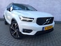Volvo XC40 2.0 T5 AWD R-Design | Trekhaak | Harman Kardon Audio | Panoramadak | 360 Graden Camera | Apple Carplay | Android Auto | Elektrisch Verstelbare Voorstoelen | Stoelverwarming voor en achter | Keyless Entry | Elektrische Achterklep | BLIS | Parkeerverwarming