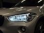 BMW X1 SDrive20i High Executive AUT/LED/NAVI/HUD/LEDER/CAMERA/PDC/DEALER-ONDERHOUDEN