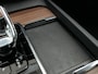 Volvo XC60 2.0 T8 Plug-in hybrid AWD Ultimate Dark | 455PK | Luchtvering | Bowers & Wilkens | 360°-camera | Stoelventilatie | Massage | Nappa | Panoramadak | Trekhaak | Orrefors Sweden | Head-up display | Stoelverwarming V+A