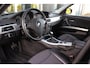 BMW 3-Serie 320i Executive | Facelift | Keyless entry | Stoelverwarming | Navigatie Professional | Cruise control | Spiegelpakket | Climate control | PDC | Chrome Line | Regensensor