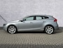 Volvo V40 2.0 T5 Summum | Adaptieve Cruise Control | BLIS | Keyless Entry | Driver Alert | Schakelmogelijkheid Stuurwiel | Stoelverwarming Voor | Navigatie | Rijstrooksensor | Verkeersbord Detectie | Parkeersensoren Voor en Achter |