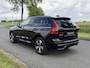 Volvo XC60 2.0 T6 Plug-in hybrid AWD Plus Dark | SOH 100% | Trekhaak | Panoramadak | Cruise Control Adaptief | Voorstoelen met Geheugen | Stoelverwarming | Apple Carplay/Android Auto |