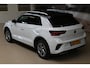 Volkswagen T-Roc 1.5 TSI 150pk R-Line | IQ. Light | Camera | Trekhaak | 100% (Dealer) onderhouden label