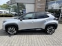 Toyota Yaris Cross HYBRID 130 LAUNCH EDITION TREKHAAK STOEL/STUURVERW PARK-SENSOREN BLIND-SPOT HEAD-UP EL-KOFFERKLEP SPORTSTOELEN APPLE/ANDROID JBL-AUDIO LED-MATRIX NL-AUTO