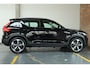 Volvo XC40 T4 Momentum | Dealeronderhouden | Parkeersensoren voor en achter | Navigatie | 20'' lichtmetalen velgen | Harman Kardon Premium Audio | Parkeersensoren voor + achter | Parkeercamera | Navigatie