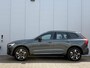 Volvo XC60 T6 Plug-in hybrid AWD Plus Dark | Forest Lake Metallic | Navy Herringbone bekleding | Rondomzicht camera | Driver Assist Pack | Climate Pack | 19" Lichtmetalen velgen | Harman Kardon audio